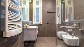 Classic Triple Room | Bathroom | Shower, rainfall showerhead, hair dryer, bidet