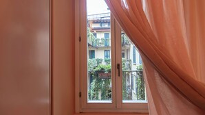 A window with a view of a building with balconies and greenery. - Italianway Easy - Garibaldi 93 B (Milan)