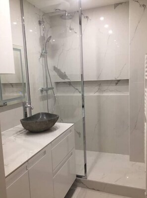 Hair dryer, towels, soap, toilet paper - Appartement Contemporain Entièrement Rénové Récemment, Élégant et Lumineux (Boulogne-Billancourt)