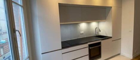 Fridge, oven, stovetop, coffee/tea maker