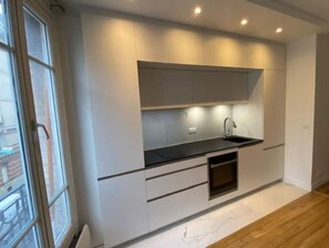 Fridge, oven, stovetop, coffee/tea maker - Appartement Contemporain Entièrement Rénové Récemment, Élégant et Lumineux (Boulogne-Billancourt)
