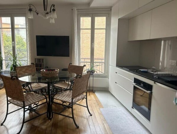 Fridge, oven, stovetop, coffee/tea maker - Appartement Contemporain Entièrement Rénové Récemment, Élégant et Lumineux (Boulogne-Billancourt)
