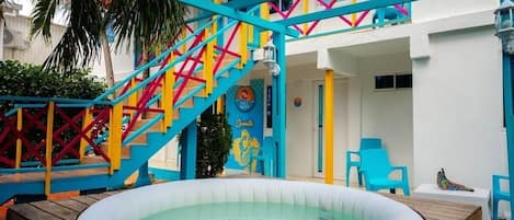Outdoor spa tub