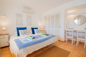 2 habitaciones, tabla de planchar con plancha y cuna de viaje 