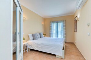 3 habitaciones, tabla de planchar con plancha y cuna de viaje