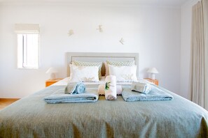2 bedrooms, in-room safe, iron/ironing board, free WiFi - Casa Francesca, renovated luxury townhouse walking distance of Carvoeiro (Carvoeiro)