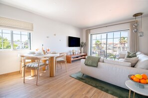 TV - Casa Francesca, renovated luxury townhouse walking distance of Carvoeiro (Carvoeiro)