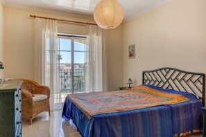 2 chambres, fer et planche à repasser, accès au Wi-Fi (inclus)