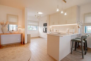 Fridge, microwave, oven, stovetop - Casa Francesca, renovated luxury townhouse walking distance of Carvoeiro (Carvoeiro)