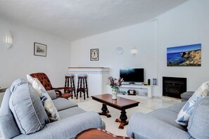TV, fireplace - Casa Ryder Short walk from Marinha beach! (Lagoa)