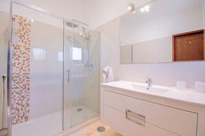 Dusche, Haartrockner, Handtücher