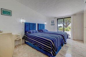 4 bedrooms, iron/ironing board, free WiFi, bed sheets - Casa Ryder Short walk from Marinha beach! (Lagoa)