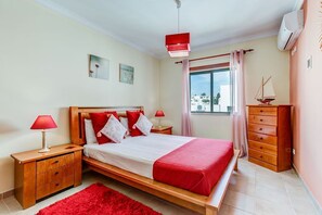 2 bedrooms, iron/ironing board, travel cot, free WiFi