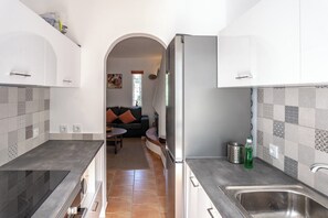 Een koelkast, een magnetron, een oven, een kookplaat