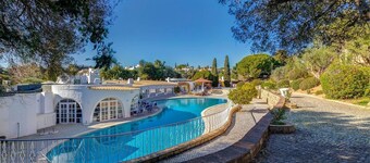C28 Q.P Amazing house nested in the heart of Carvoeiro!