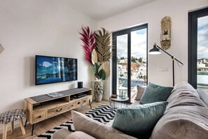 TV - Casinha da Sorte Stylish & Unique House in the Heart of Ferragudo (Ferragudo)