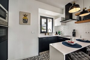 Kühlschrank, Mikrowelle, Ofen, Herdplatte