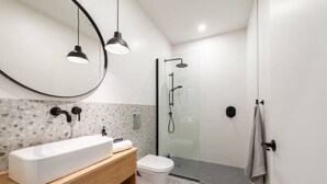 Dusj, hårføner, håndklær og såpe
