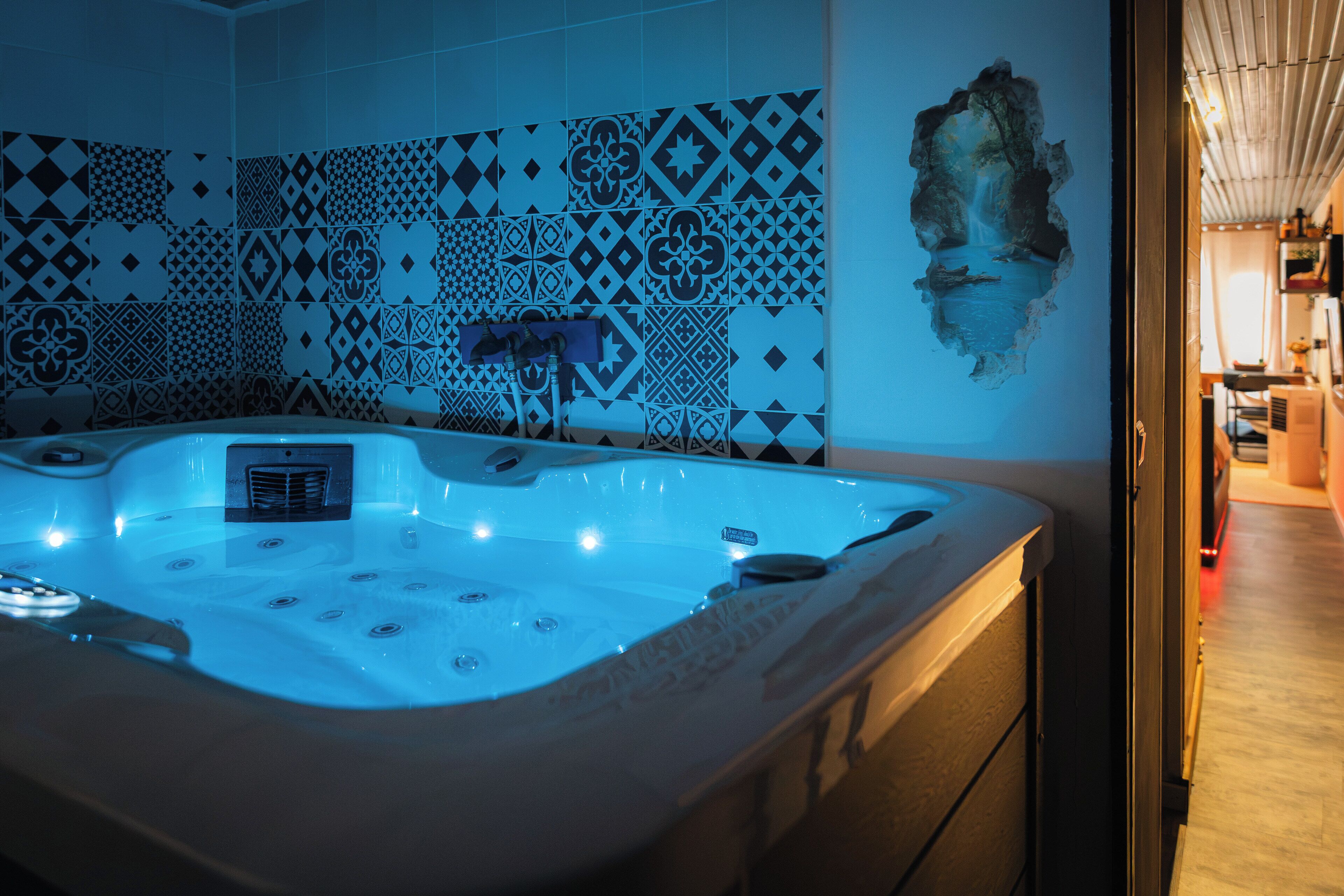 Baignoire à jets, sèche-cheveux, serviettes fournies, savon