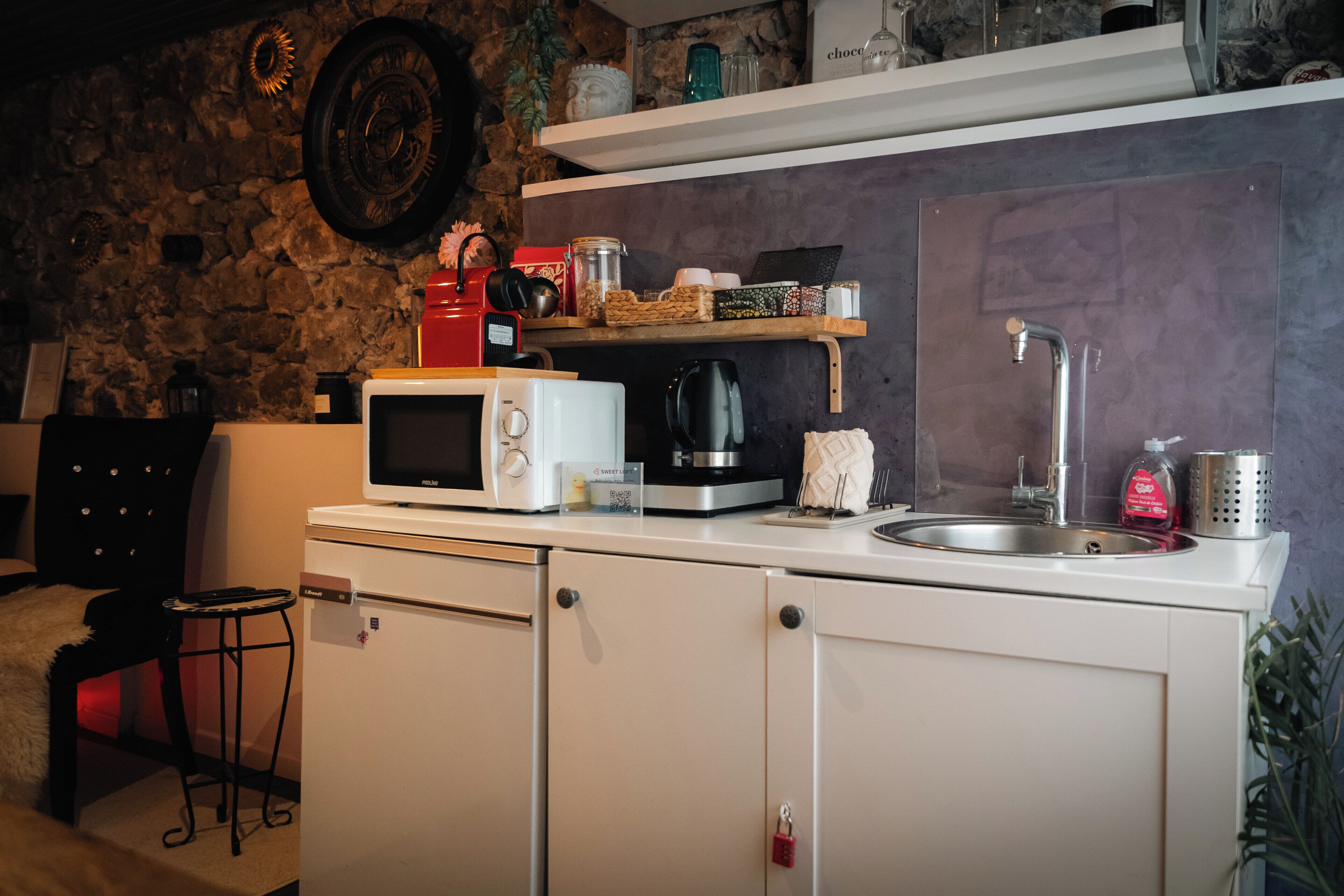 Cafetière/bouilloire, réfrigérateur, micro-ondes, plaque de cuisson