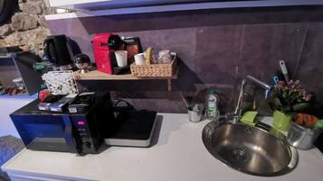 Geladeira, micro-ondas, cooktop, cafeteira/chaleira