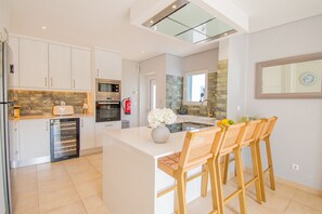 Køleskab, mikrobølgeovn, ovn, kogeplade