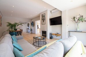 TV, fireplace - Ana- Superbly Renovated with Heated Private Pool (Carvoeiro)