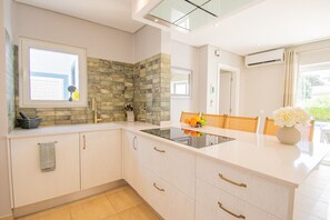 Kjøleskap, mikrobølgeovn, ovn og kokeplater