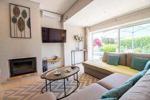 TV, fireplace - Ana- Superbly Renovated with Heated Private Pool (Carvoeiro)