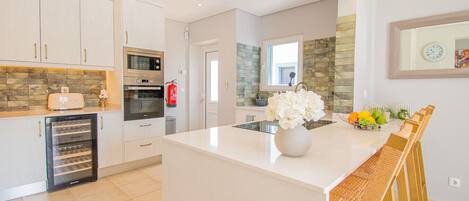 Een koelkast, een microgolfoven, een oven, een kookplaat