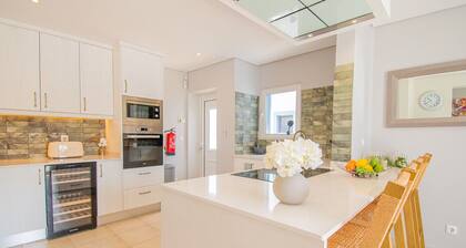 Ana- Beautiful villa in walking distance of Carvoeiro with Heated Private Pool