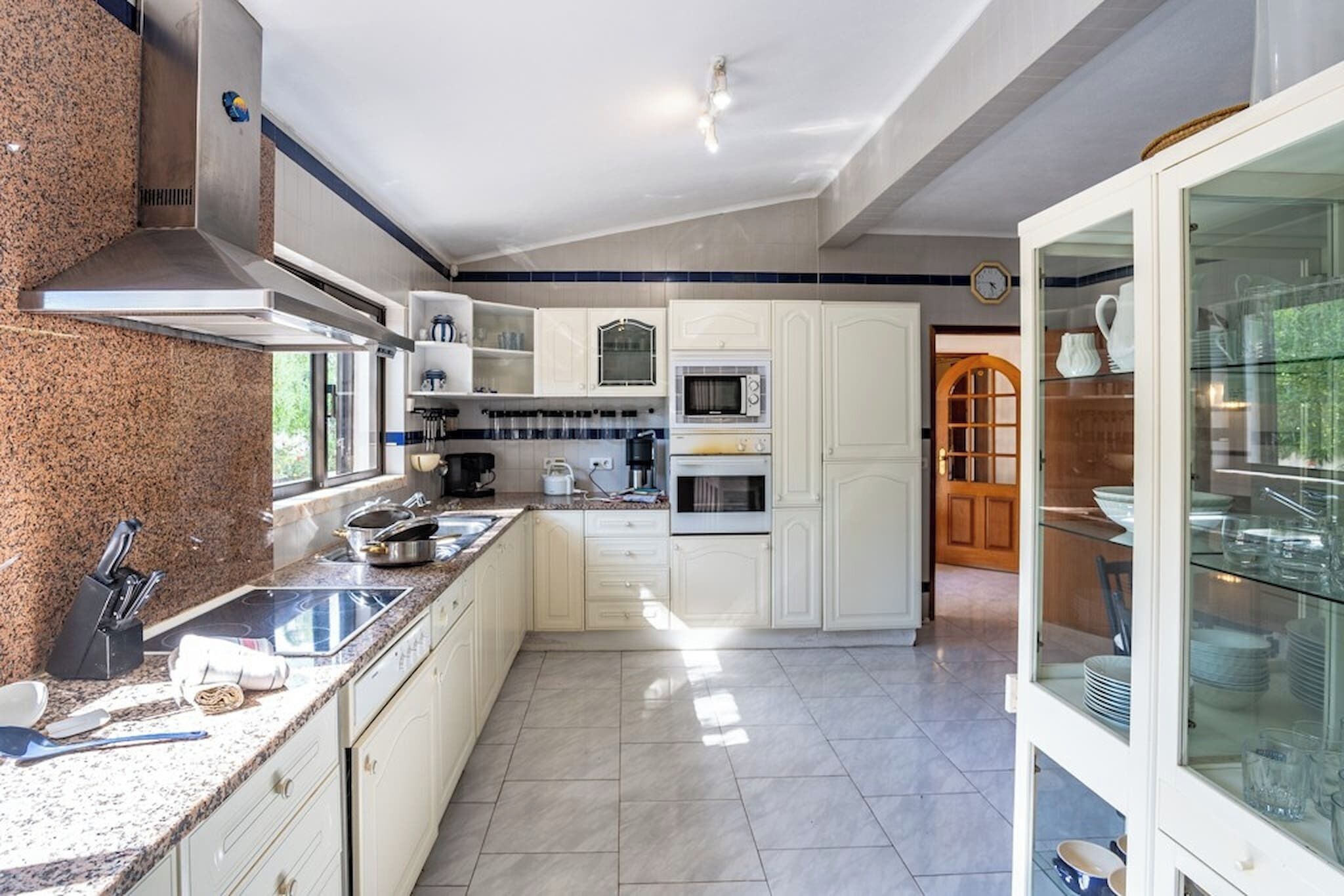 ثلاجة، ميكروويف، فرن، موقد طهي مسطح