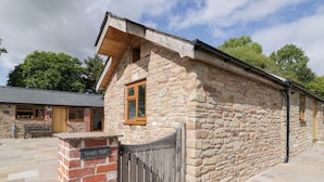 Un bâtiment en pierre avec une porte et une fenêtre en bois, portant l’inscription « Le mur de Gyula ».