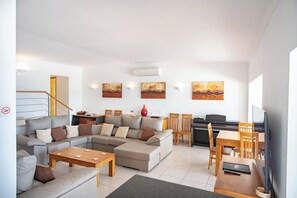 TV, fireplace - Casa do Sul Modern Villa in Centre of Carvoeiro With Sea View (Carvoeiro)