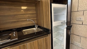 A kitchen with a built-in stove, a sink, and a refrigerator. - Antica Jabalal-lwebdeh (Amman)