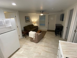 Smart TV - Bradenton duplex near downtown pier, harbor, Riverwalk & beaches. Pet friendly! (Bradenton)