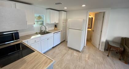 Bradenton duplex near downtown pier, harbor, Riverwalk & beaches. Pet friendly!