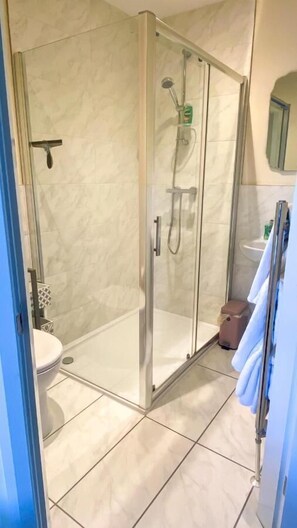 Shower, free toiletries, hair dryer, towels - Bramall House (Harrogate)