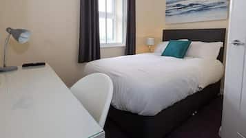 Habitación doble económica | Ropa de cama de alta calidad y escritorio