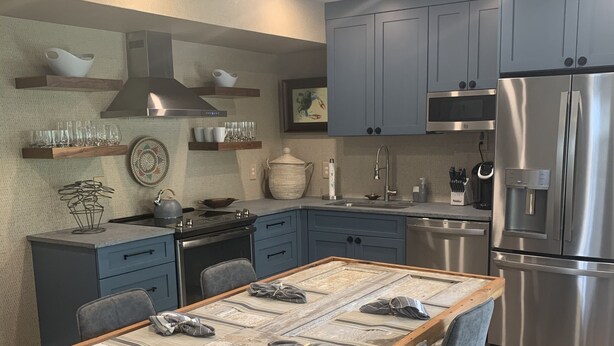 Coffee/tea maker, fridge, microwave, oven - Newly renovated carriage house walking distance to King Street, parks, and more! (Charleston)
