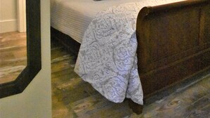 1 bedroom, iron/ironing board, WiFi, bed sheets - Newly renovated carriage house walking distance to King Street, parks, and more! (Charleston)
