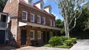 Exterior - Newly renovated carriage house walking distance to King Street, parks, and more! (Charleston)