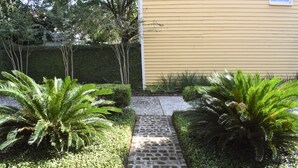 Property grounds - Newly renovated carriage house walking distance to King Street, parks, and more! (Charleston)