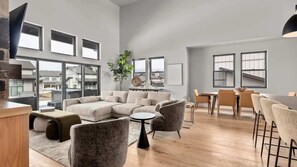 Fernseher, Kamin, Arbeitsbereiche