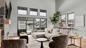 Fernseher, Kamin, Arbeitsbereiche