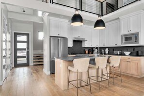 Een koelkast, een microgolfoven, een oven, een kookplaat