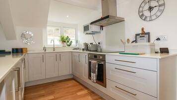 Kühlschrank, Geschirrspüler, Wasserkocher, Toaster