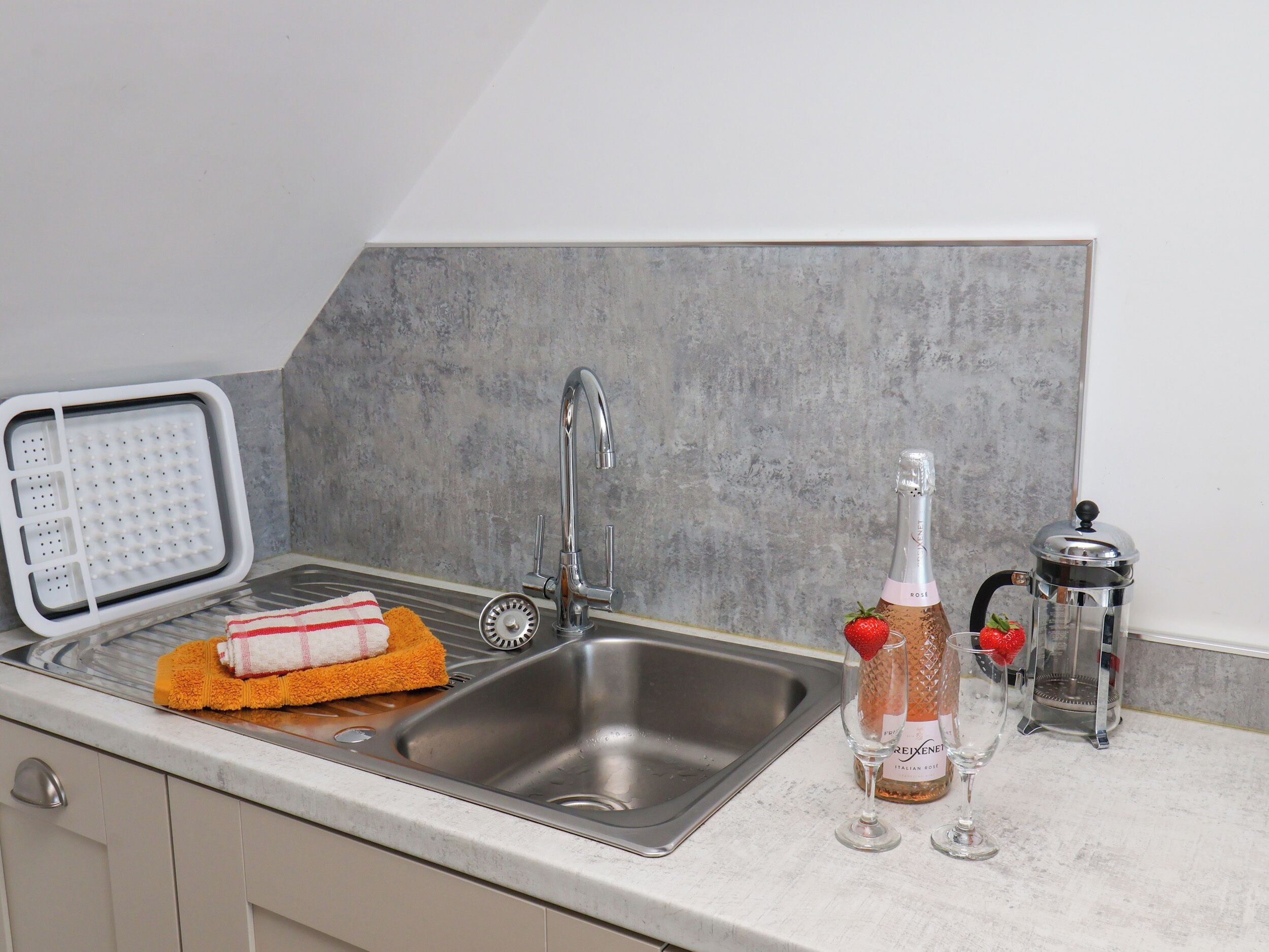 Cottage | Private kitchen | Fridge, dishwasher, electric kettle, toaster