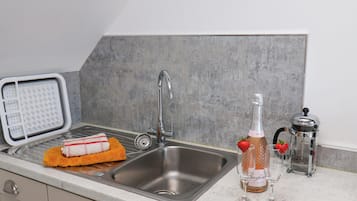 Cottage | Private kitchen | Fridge, dishwasher, electric kettle, toaster