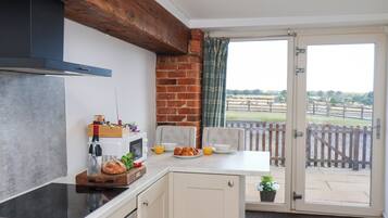 Cottage | Private kitchen | Fridge, dishwasher, electric kettle, toaster
